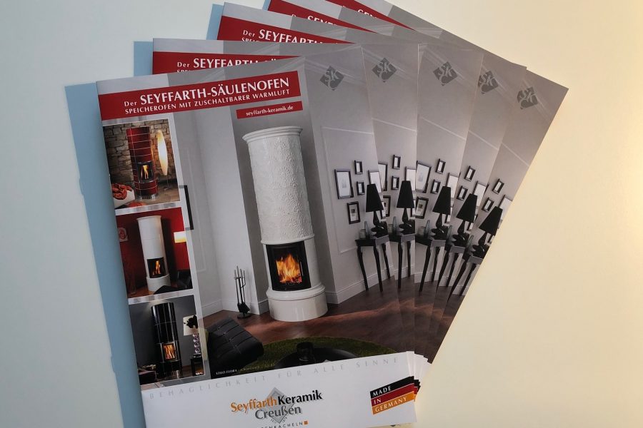 Seyffarth Säulenöfen. Speicheröfen mit zuschaltbarer schneller Warmluft – Unser neuer Säulenofenprospekt ist da!
